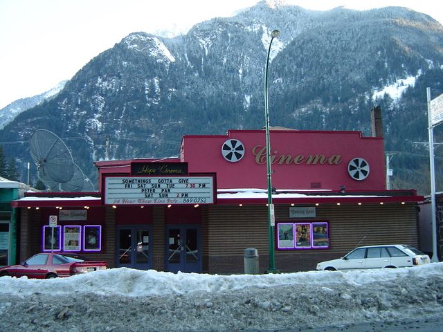 <i>Hope movie theater, Hope, BC. Photographer: KevinLarson (http://cinematreasures.org)</i><br>57% of Canadian movie theaters are still operated by independent owners, but they represent only a tiny part of the screens (22%) because these movie theaters are generally smaller in size.